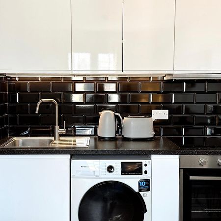 Deluxe City Centre Two Bedroom - Grand Central House 지브롤터 외부 사진