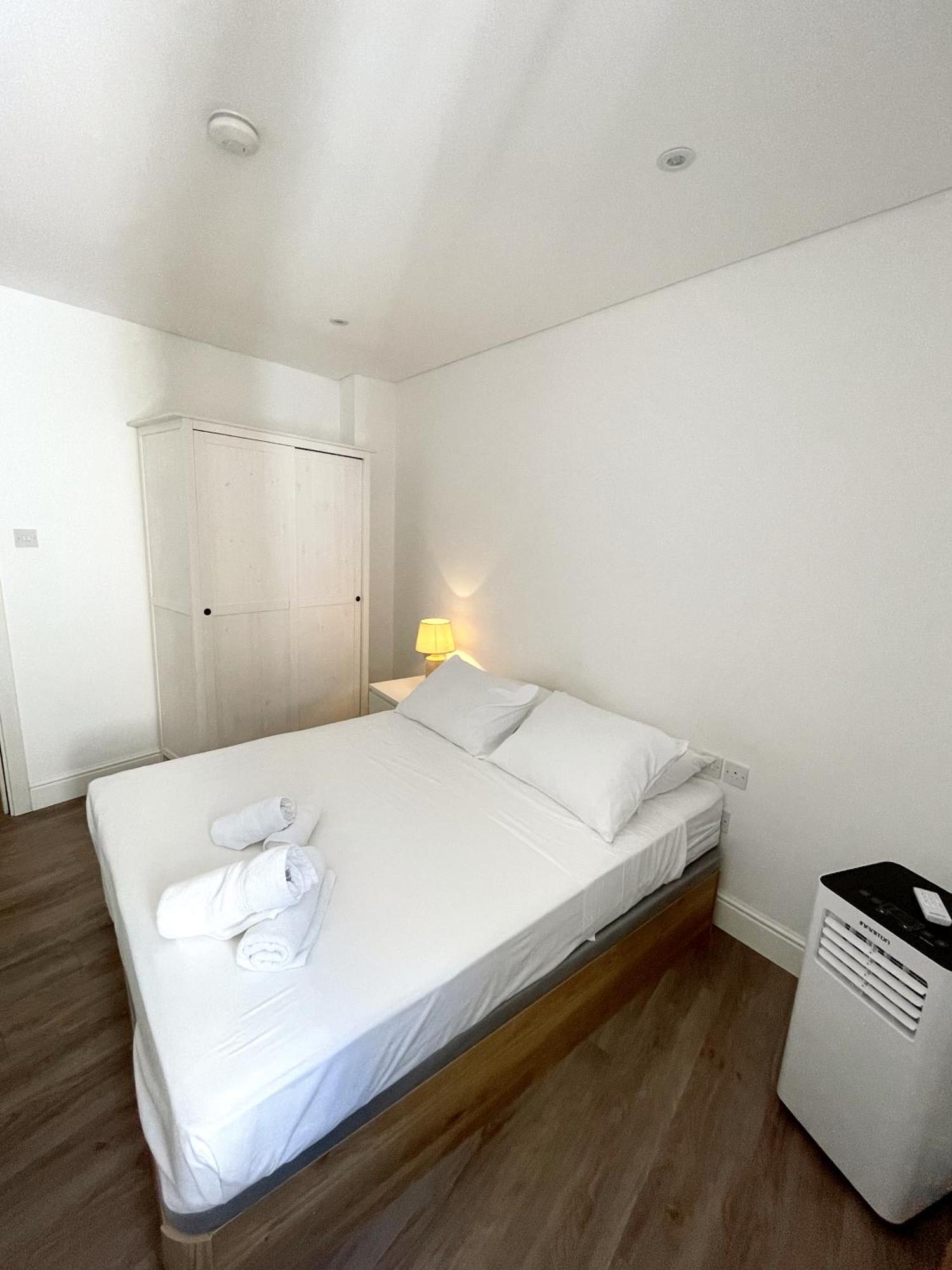 Deluxe City Centre Two Bedroom - Grand Central House 지브롤터 외부 사진