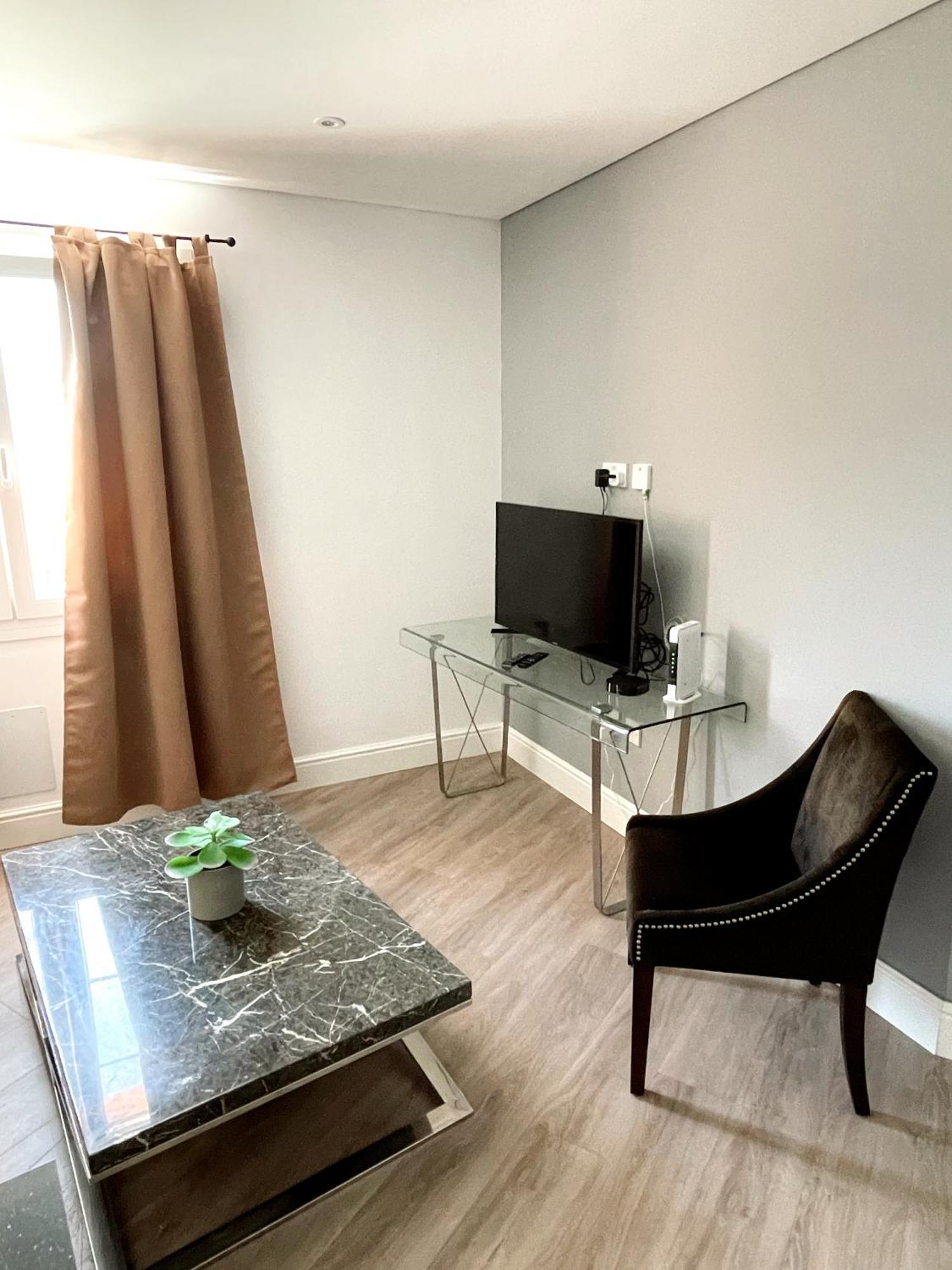 Deluxe City Centre Two Bedroom - Grand Central House 지브롤터 외부 사진