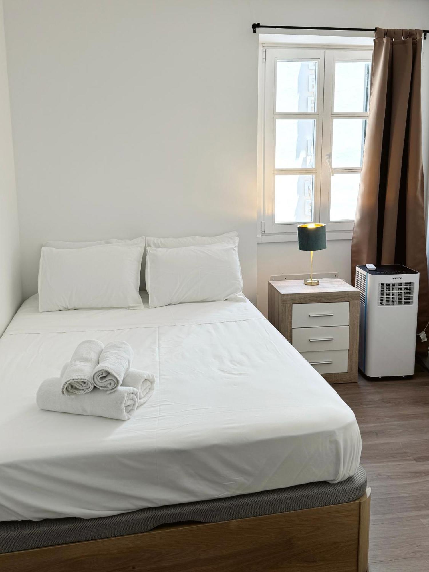 Deluxe City Centre Two Bedroom - Grand Central House 지브롤터 외부 사진