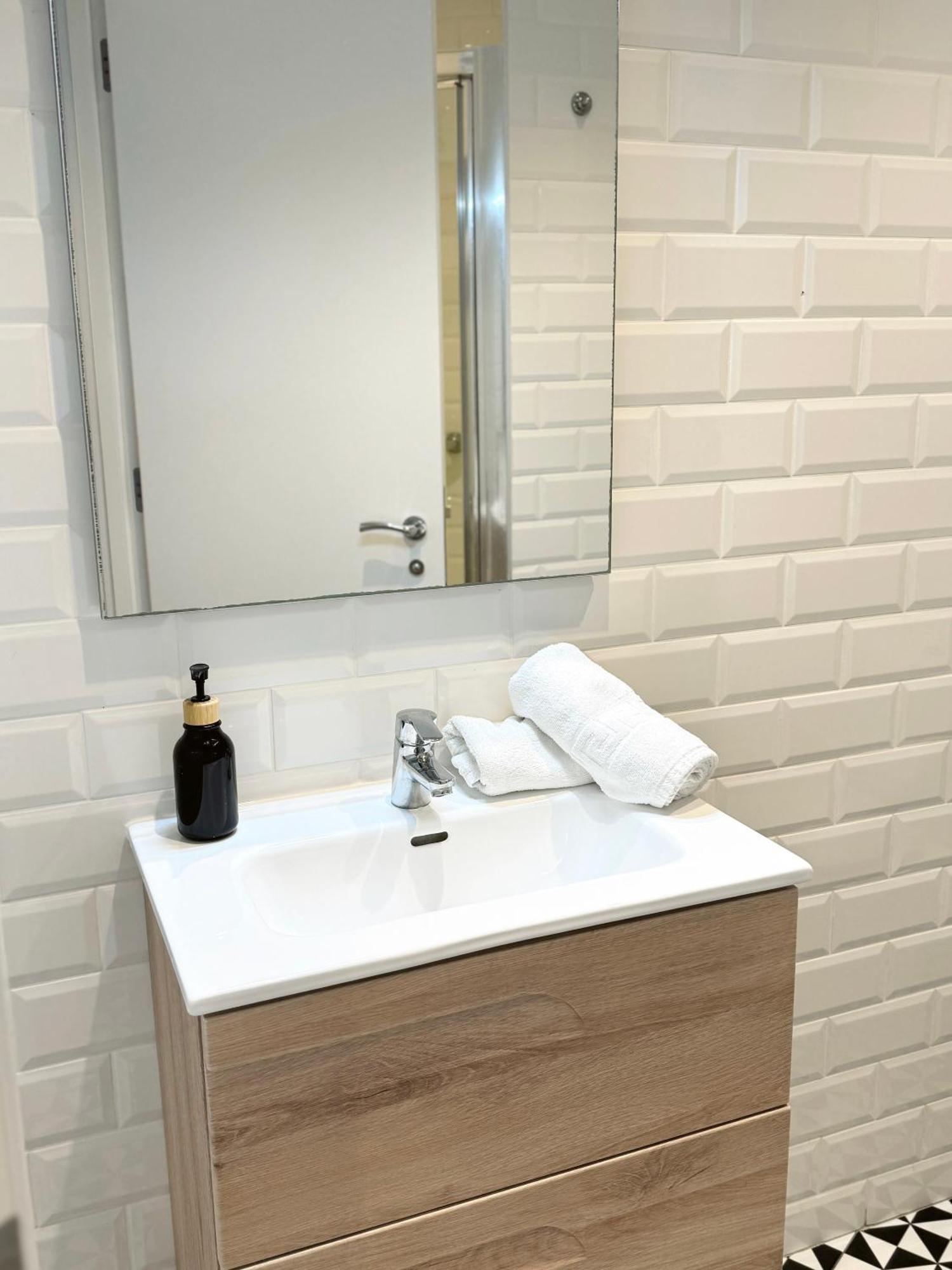 Deluxe City Centre Two Bedroom - Grand Central House 지브롤터 외부 사진