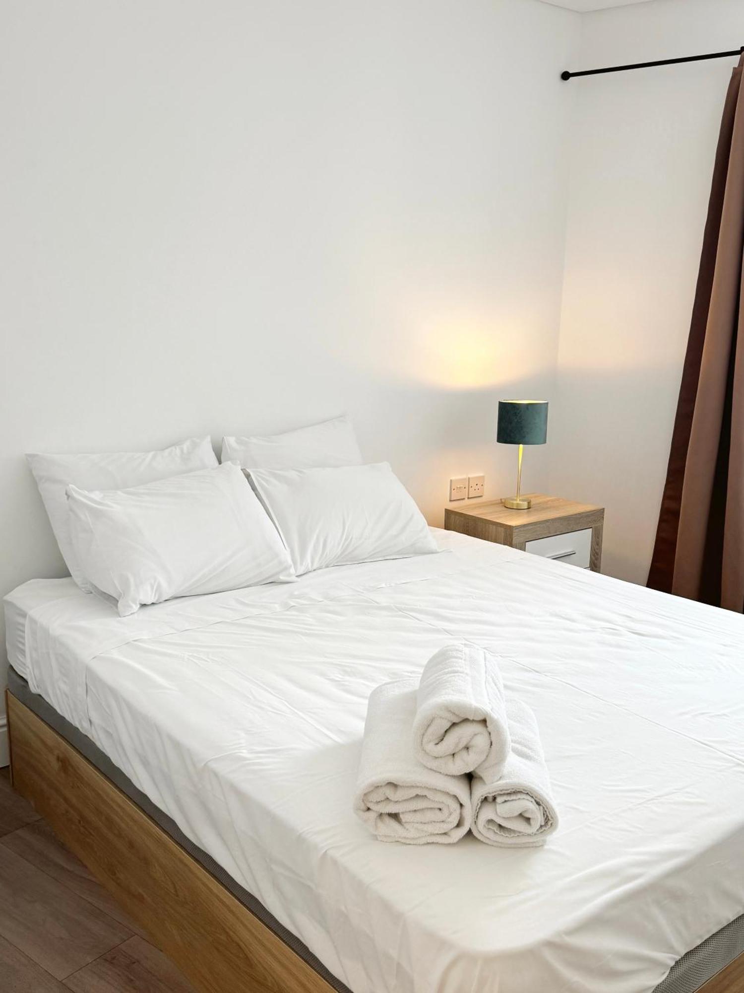 Deluxe City Centre Two Bedroom - Grand Central House 지브롤터 외부 사진