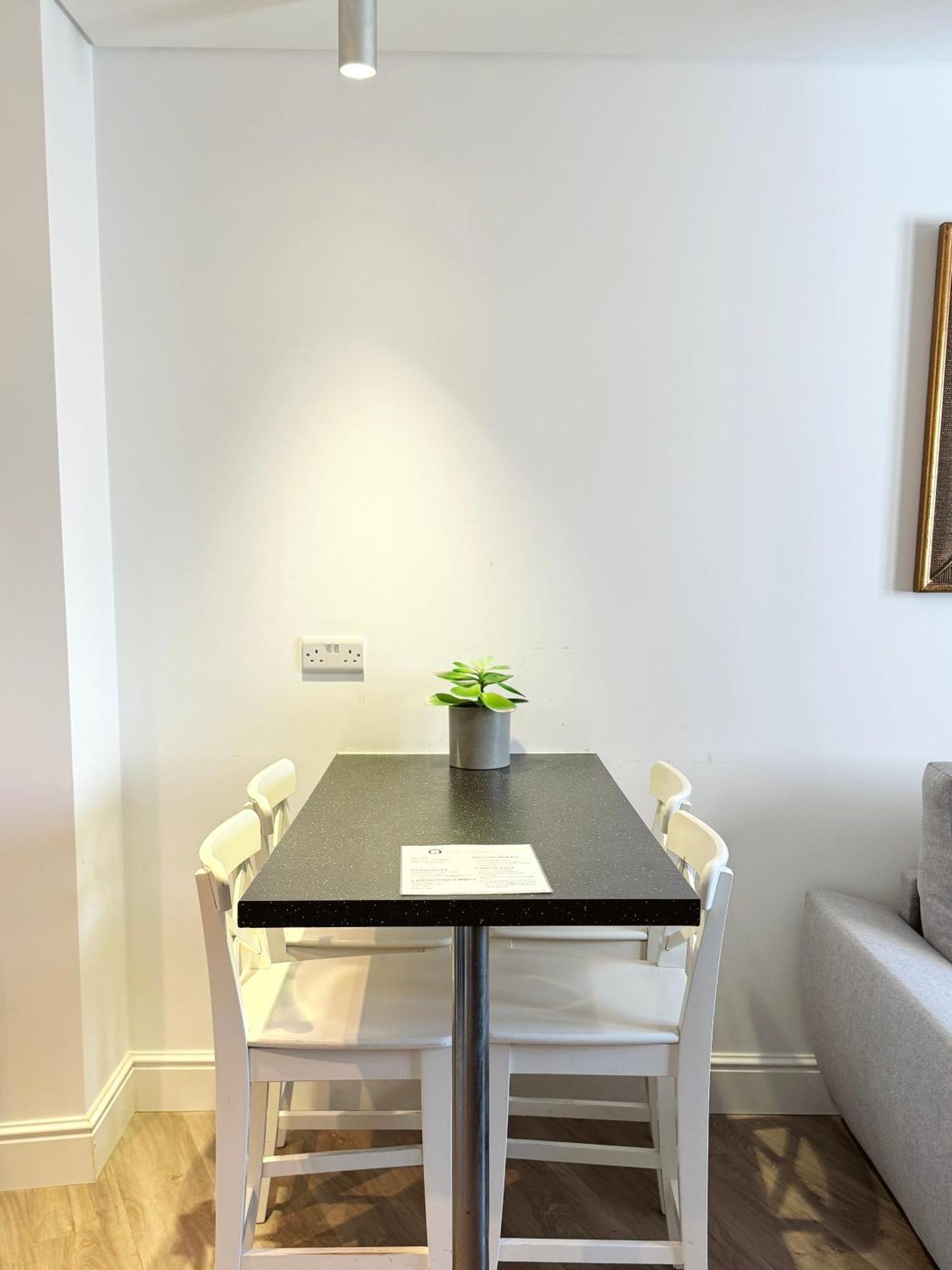 Deluxe City Centre Two Bedroom - Grand Central House 지브롤터 외부 사진