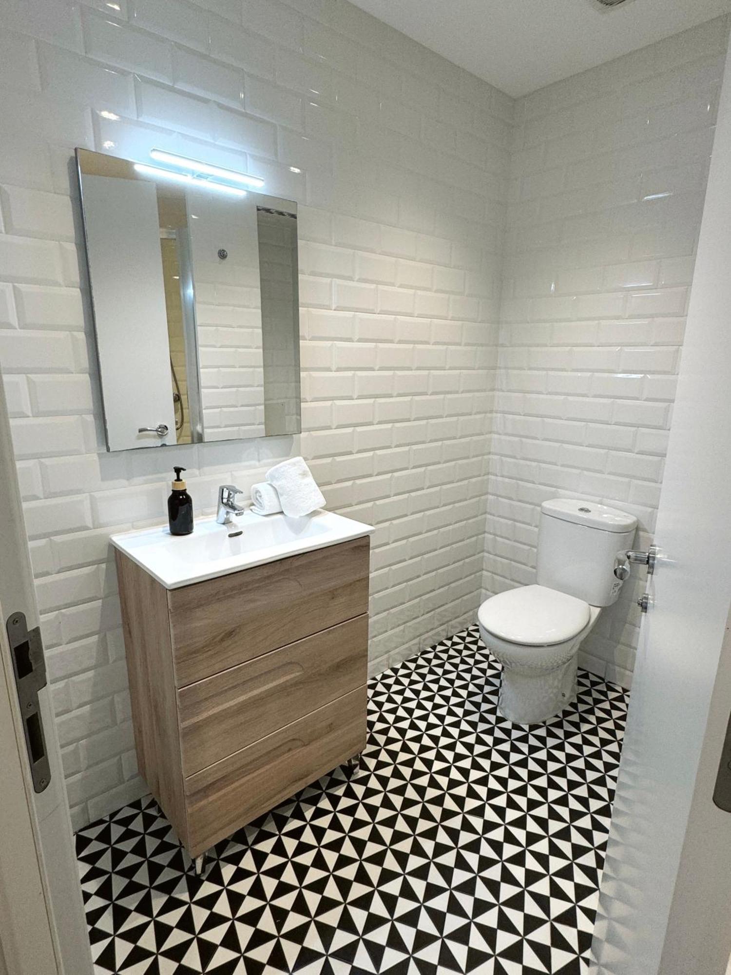Deluxe City Centre Two Bedroom - Grand Central House 지브롤터 외부 사진