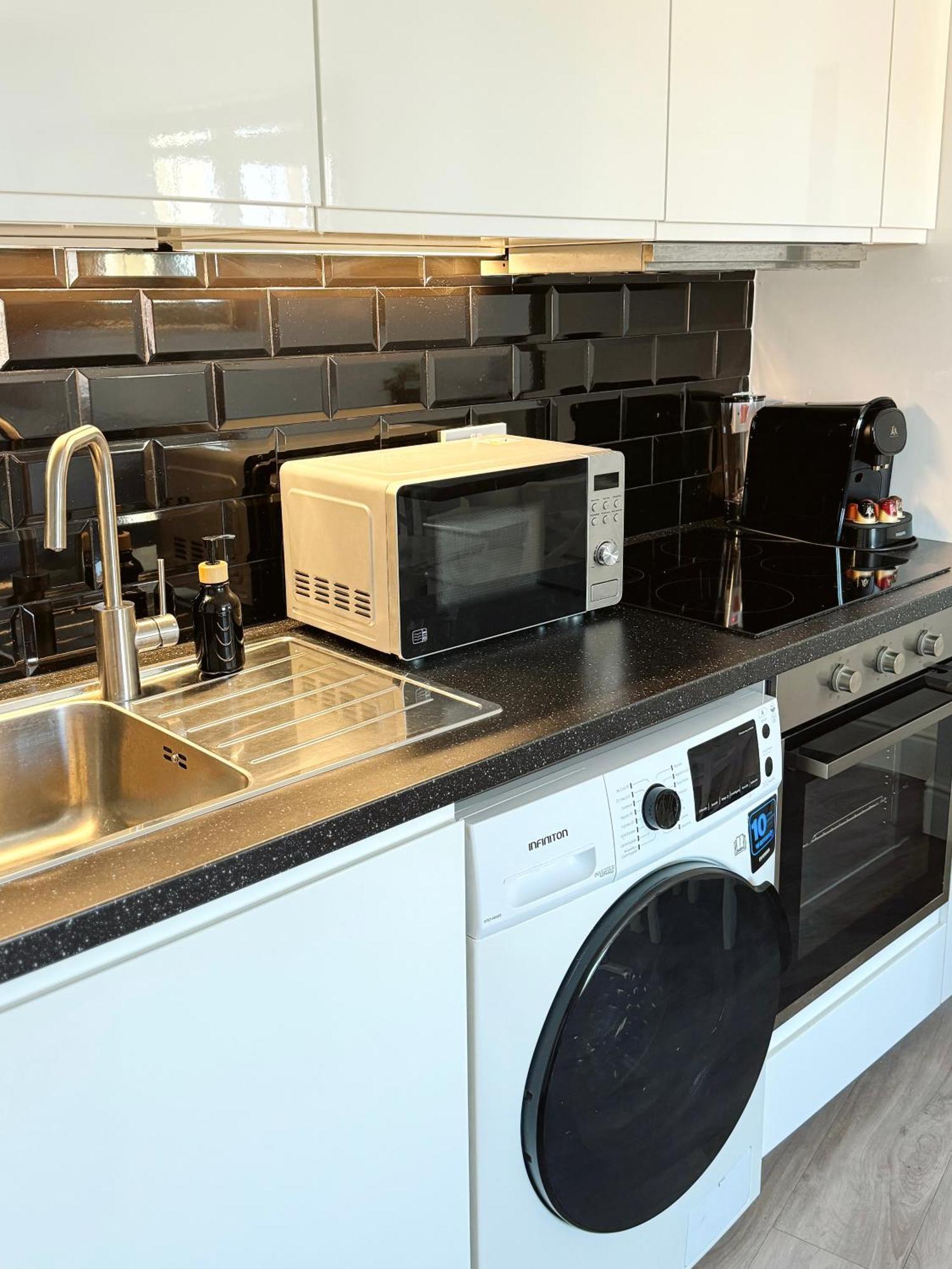 Deluxe City Centre Two Bedroom - Grand Central House 지브롤터 외부 사진
