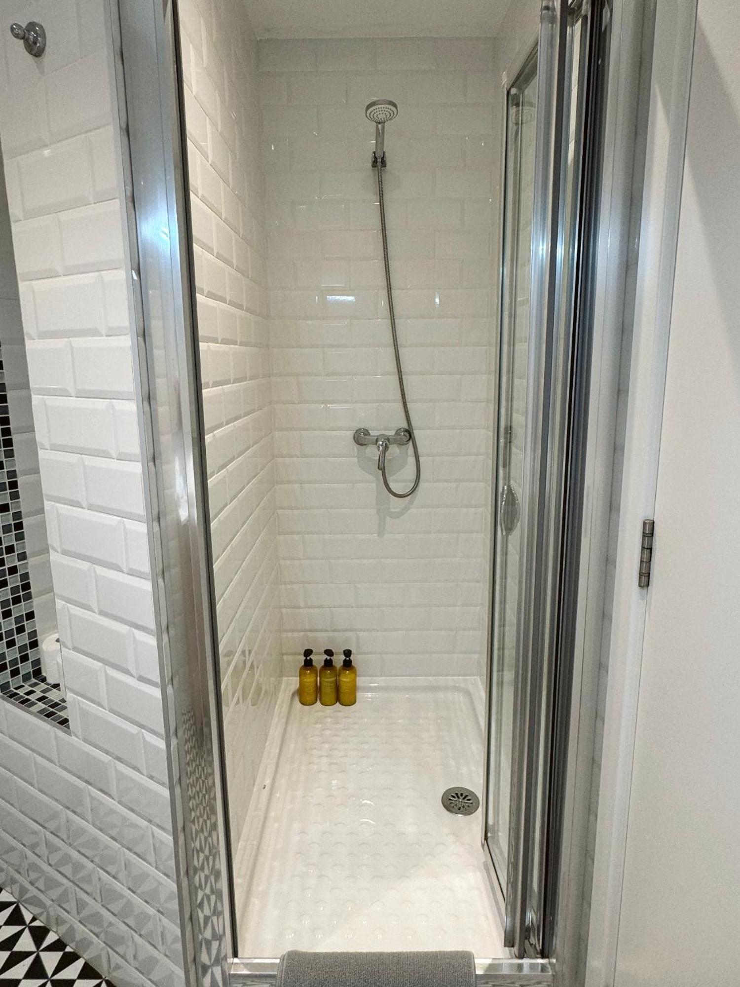 Deluxe City Centre Two Bedroom - Grand Central House 지브롤터 외부 사진