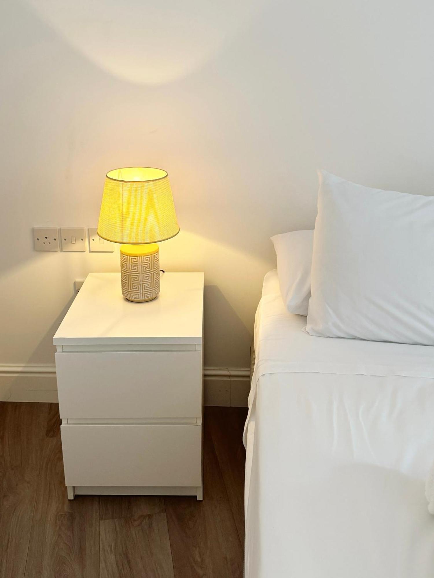 Deluxe City Centre Two Bedroom - Grand Central House 지브롤터 외부 사진