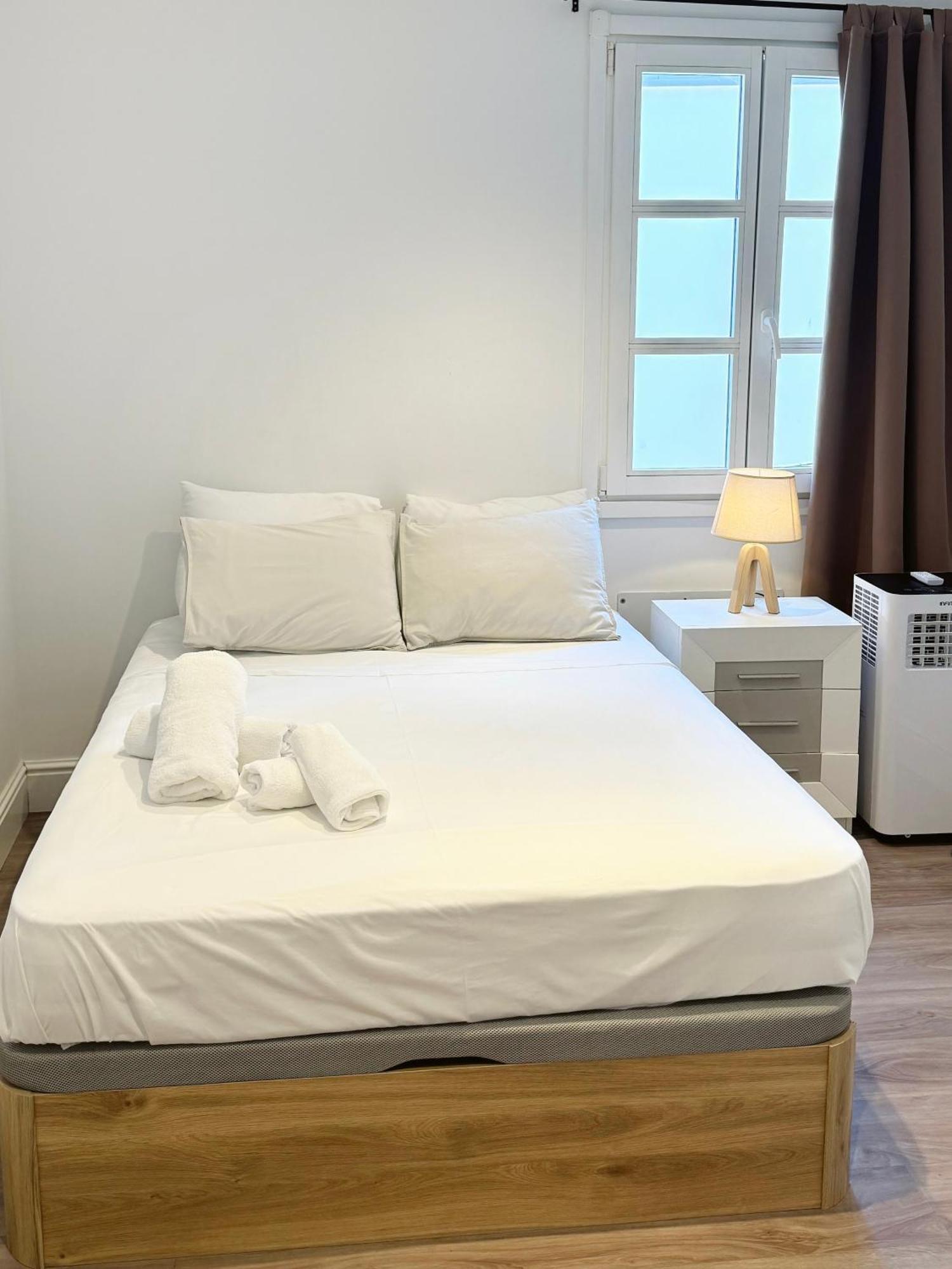 Deluxe City Centre Two Bedroom - Grand Central House 지브롤터 외부 사진