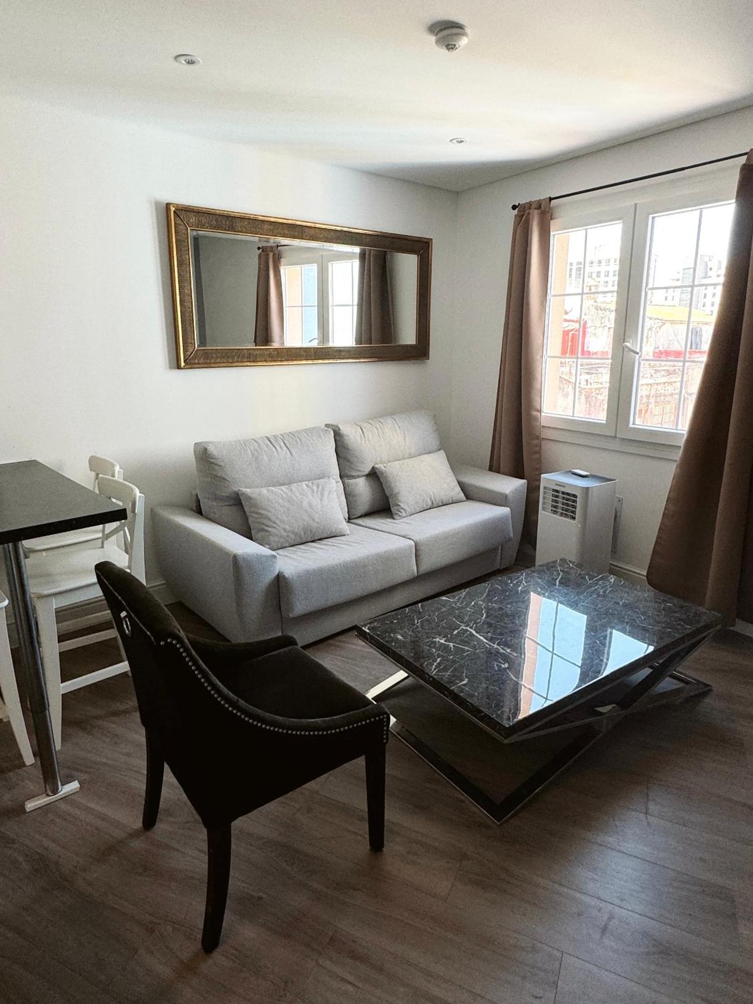 Deluxe City Centre Two Bedroom - Grand Central House 지브롤터 외부 사진