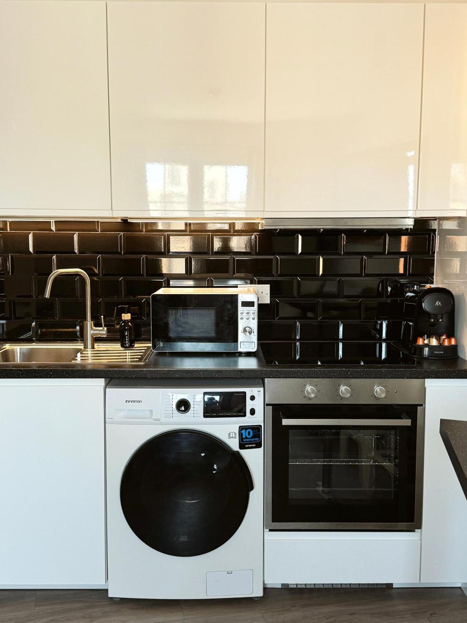 Deluxe City Centre Two Bedroom - Grand Central House 지브롤터 외부 사진