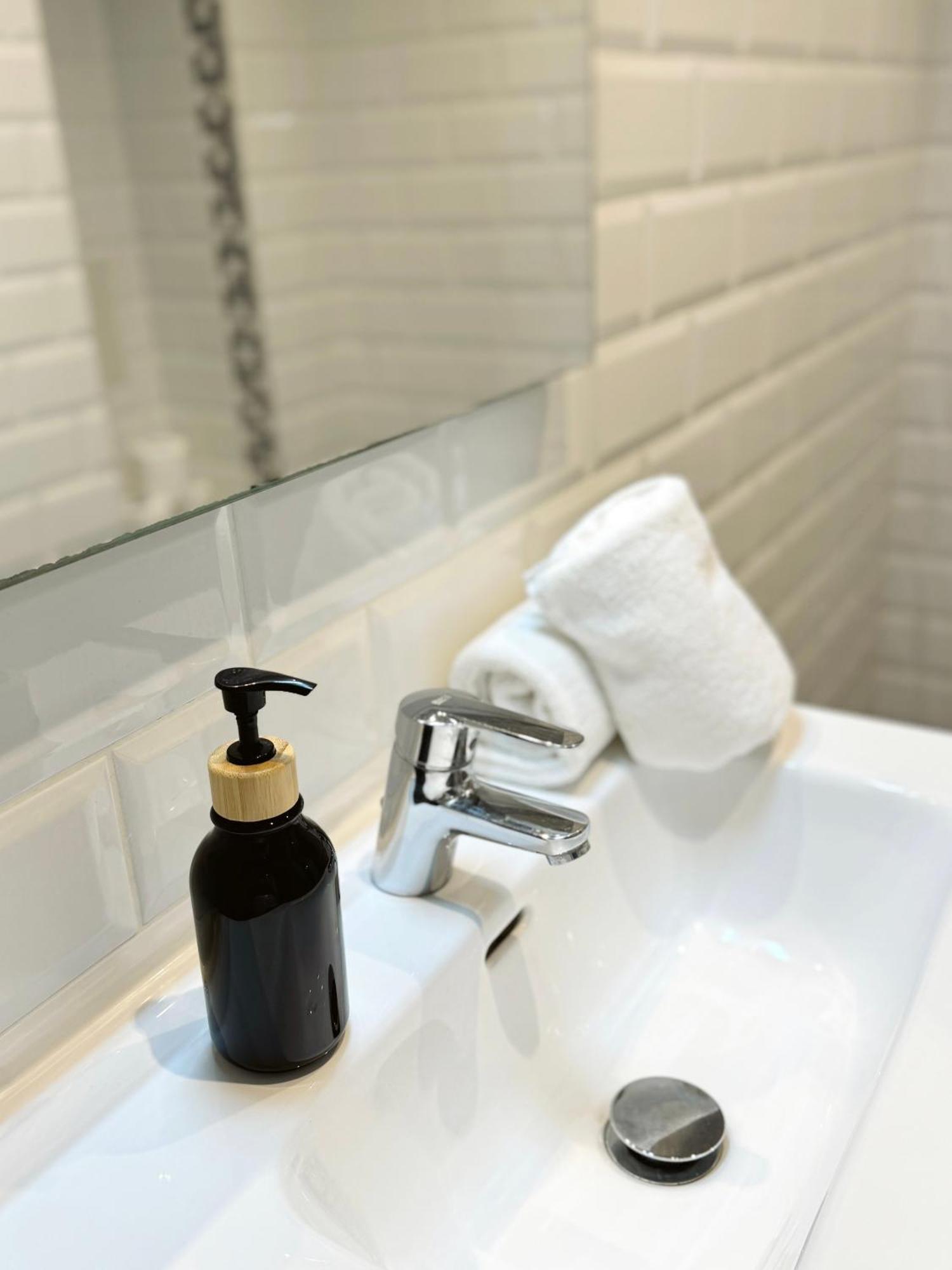 Deluxe City Centre Two Bedroom - Grand Central House 지브롤터 외부 사진