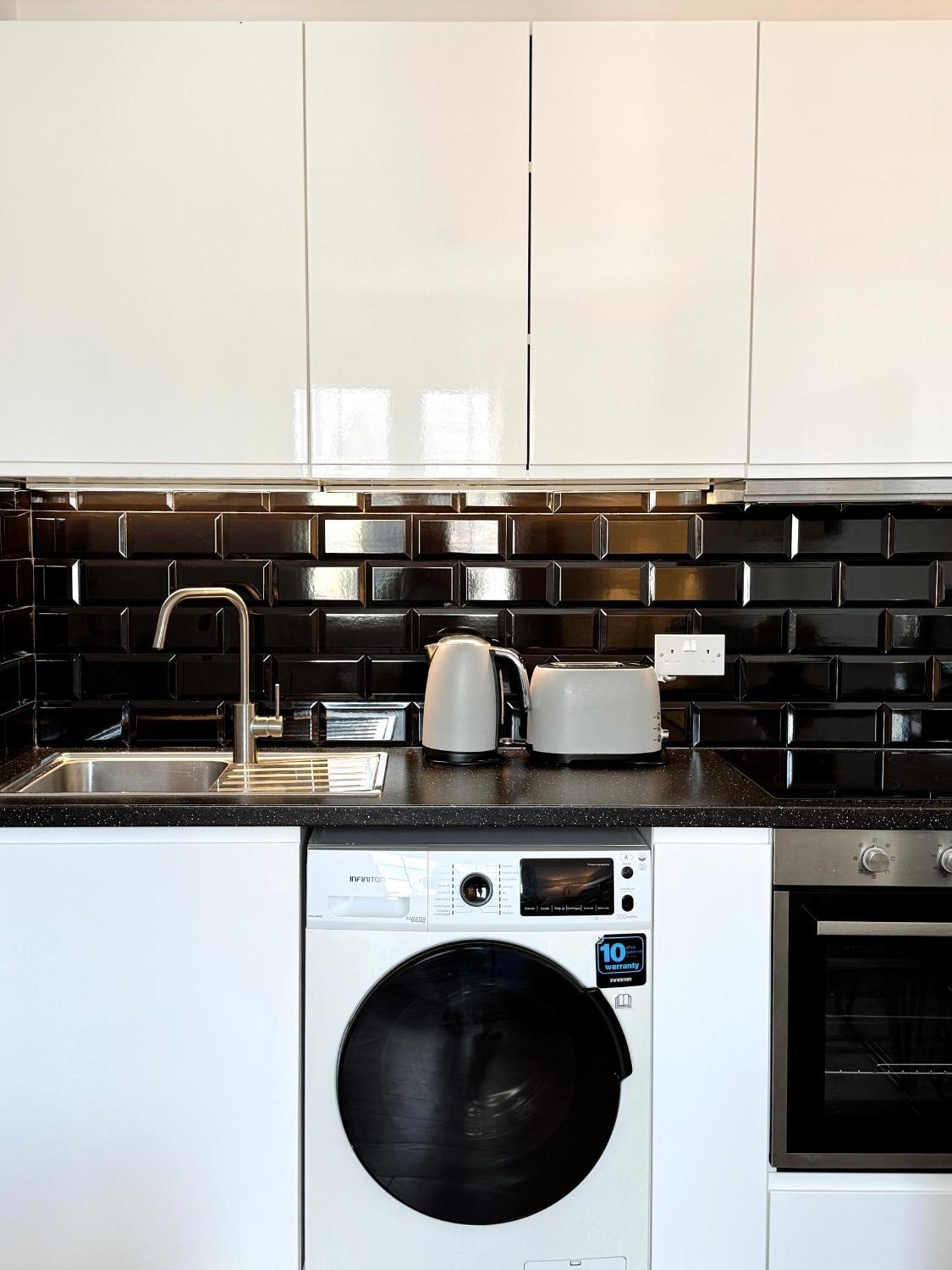 Deluxe City Centre Two Bedroom - Grand Central House 지브롤터 외부 사진