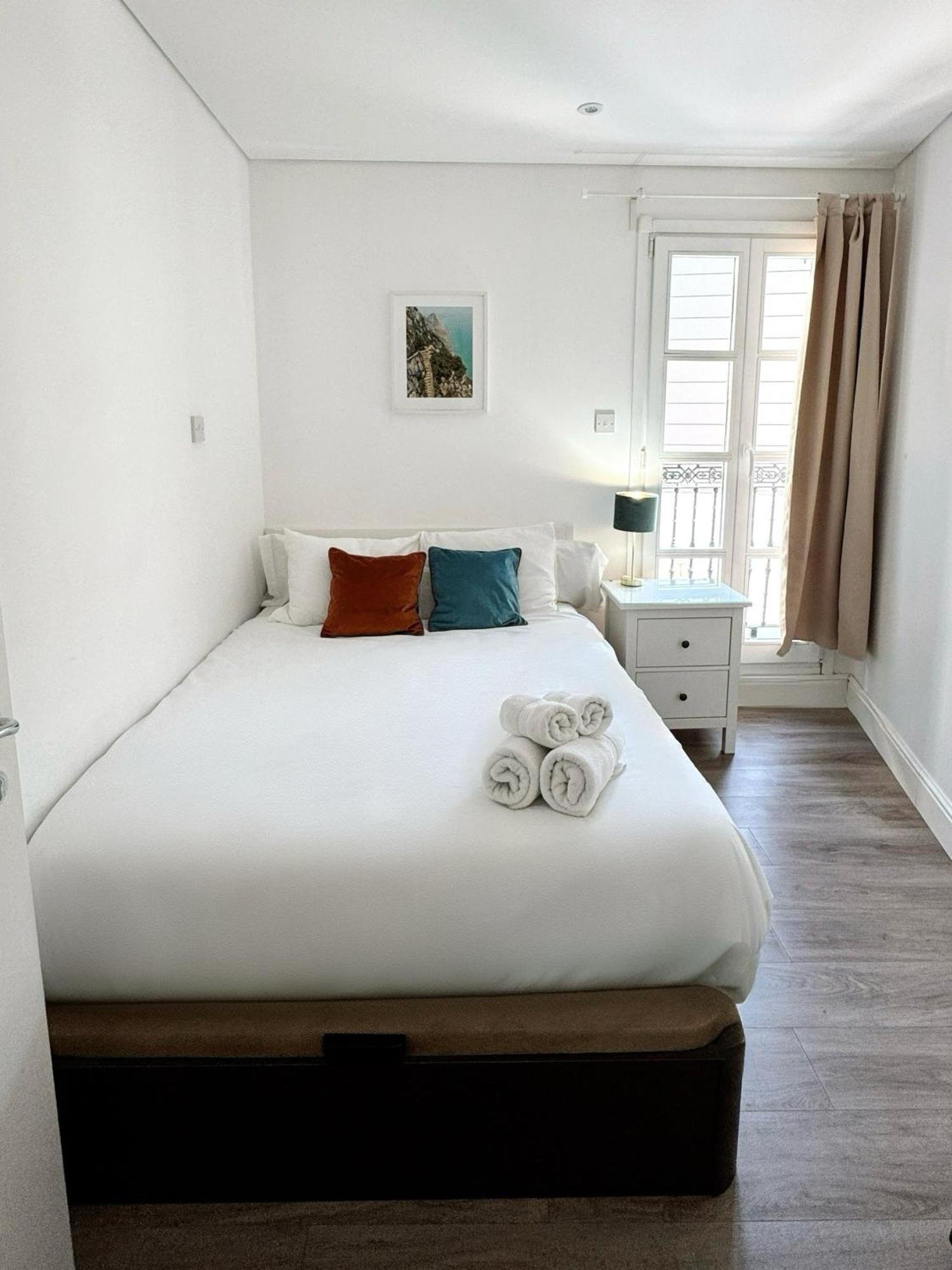 Deluxe City Centre Two Bedroom - Grand Central House 지브롤터 외부 사진