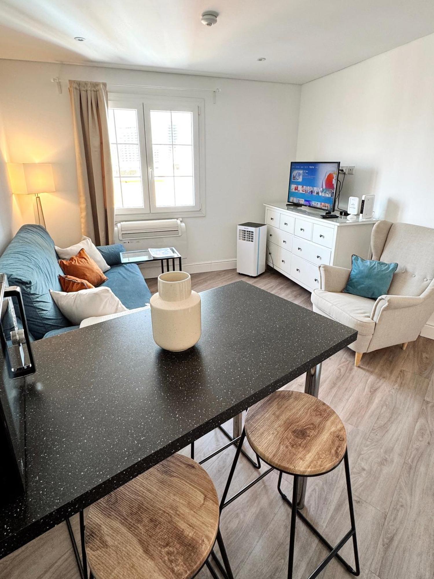 Deluxe City Centre Two Bedroom - Grand Central House 지브롤터 외부 사진